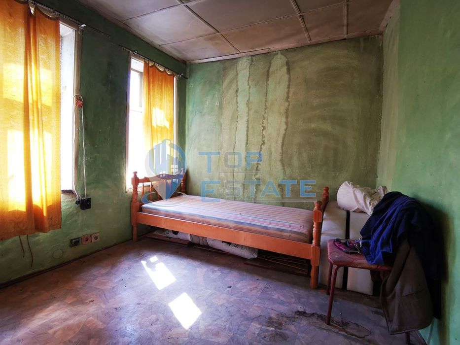 Двуетажна къща в близост до центъра на град Лясковец, област Велико Т