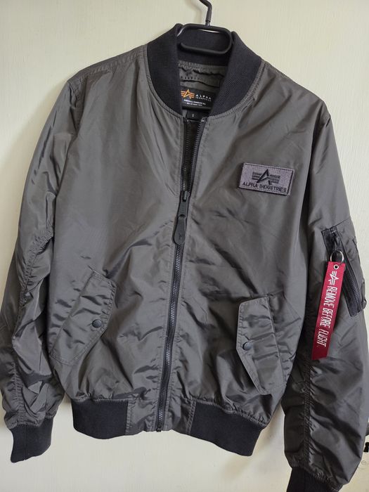 ALPHA IN DUSTRIES JACKET
(мъжко)
Размер S
Състояние перфектно
Подмишници 52
Дължина 65
Ръкав от яка 76
60 euro