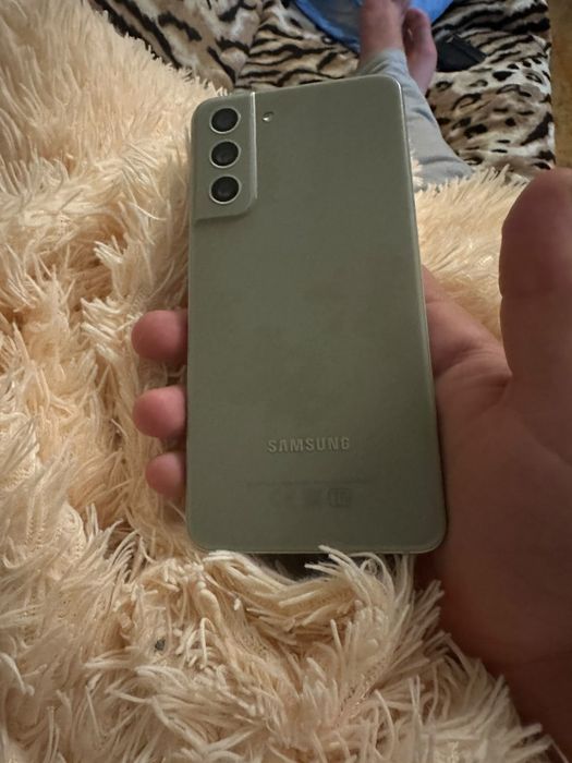 Samsung s21Fe целый