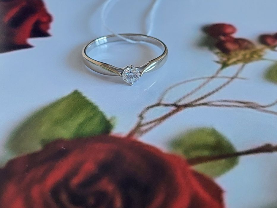 Золотое кольцо с бриллиантом