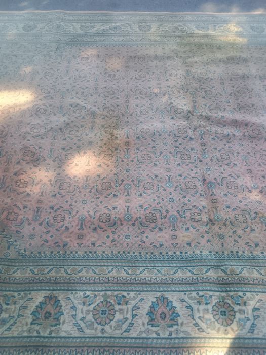 Ръчно тъкан уникален килим