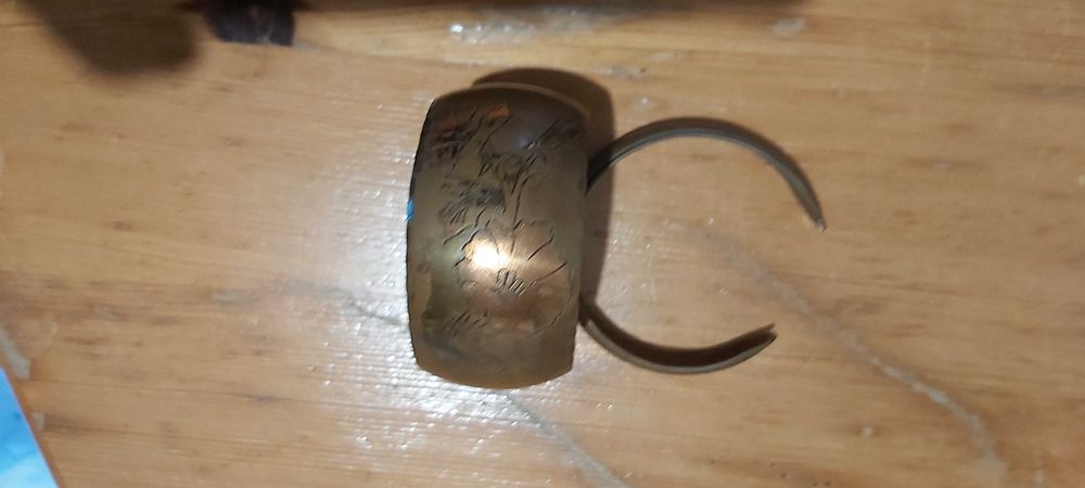 Продавам две дамски медни гривни