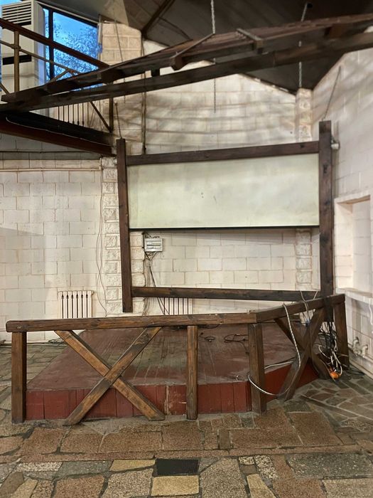 Сцена деревянная