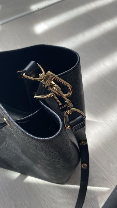 Louis Vuitton NéoNoè leather handbag