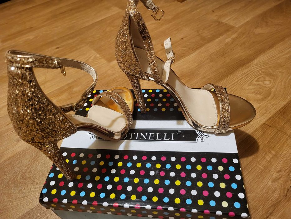 Нови обувки на висок ток