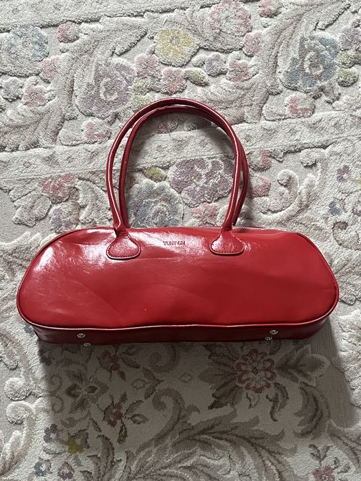 Красная сумка, длинная много места в ней