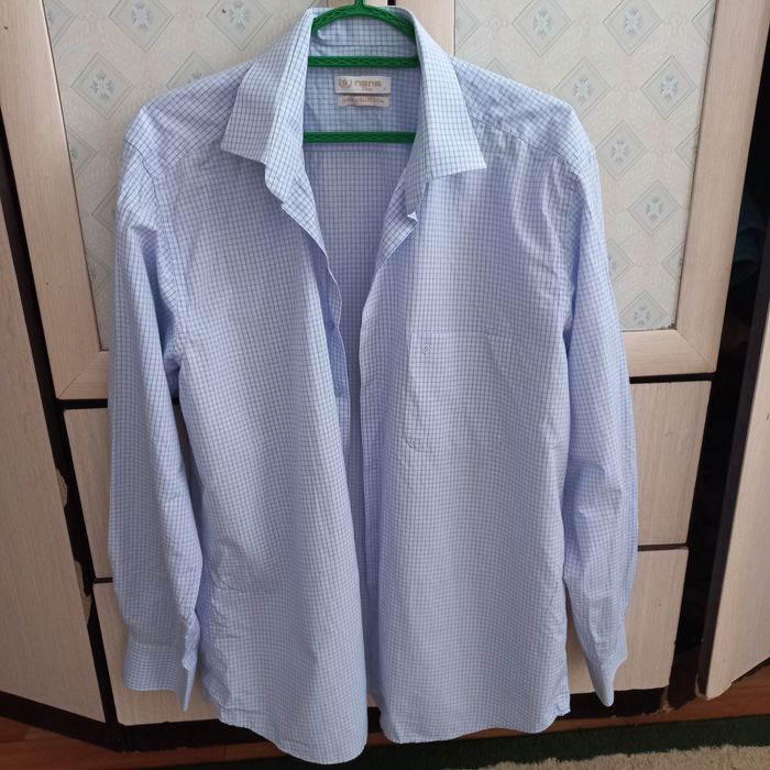 Продам рубашку белую вкрапинку