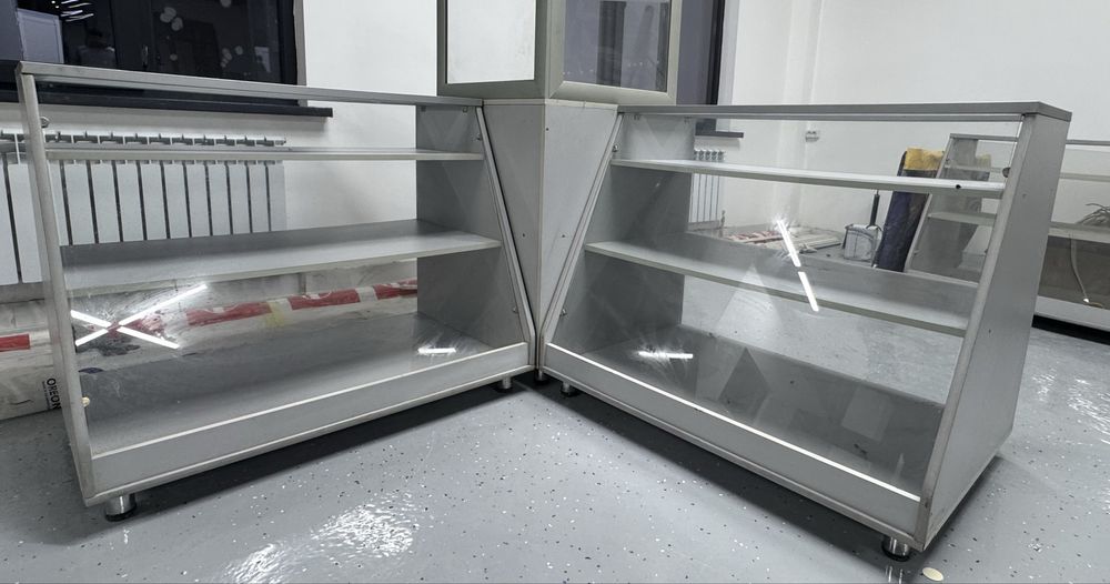 Продается стеклянный витрина