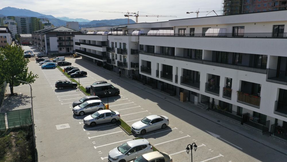 Apartament 3 camere,90,2 mp,cetaj 1,balcon mare, parcare inclusa