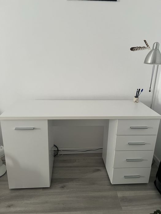 Birou alb cu sertare, 135x50x75 cm – stare foarte bună
