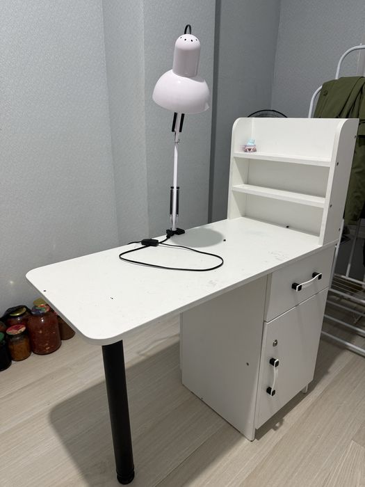 маникюрный столик