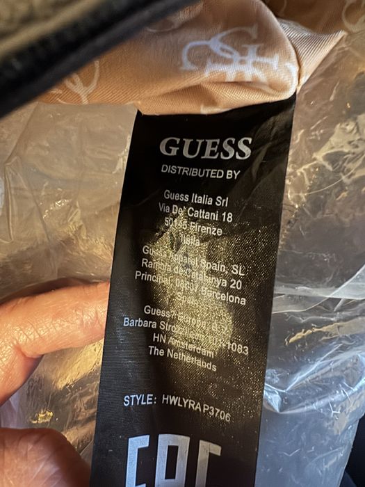 Черна кожена чанта Guess