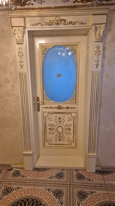 Usa lemn masiv sculptata