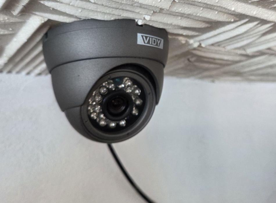 Sistem de supraveghere Hikvision cu 8 intrari