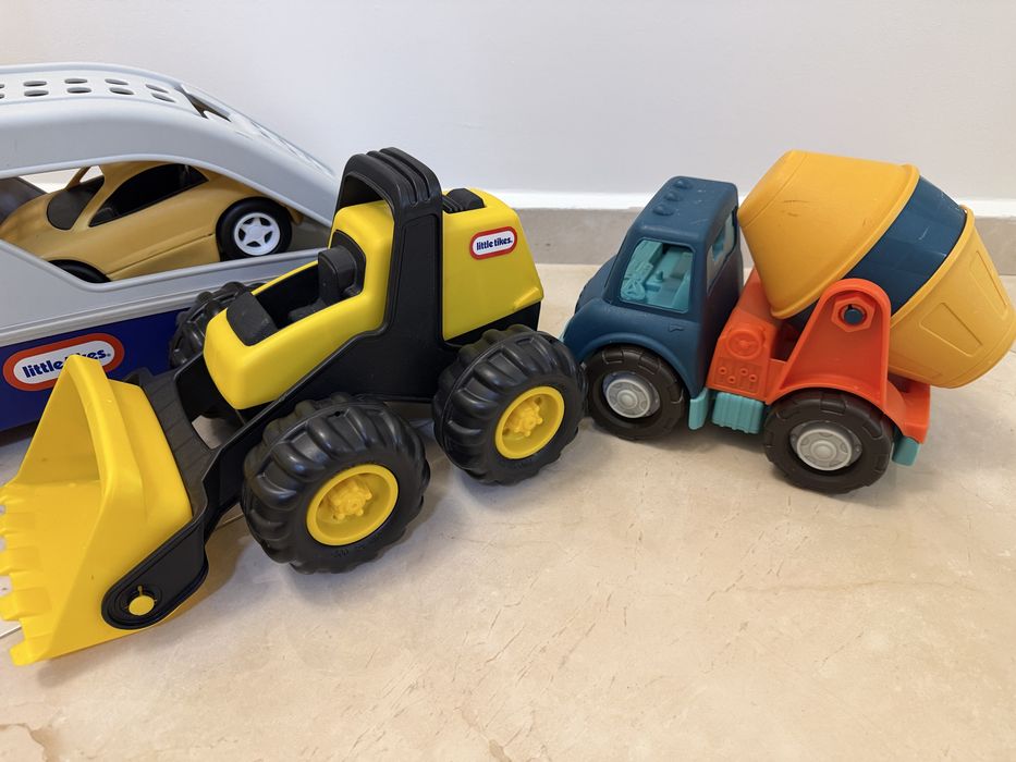 Автовоз с две коли на Little tikes