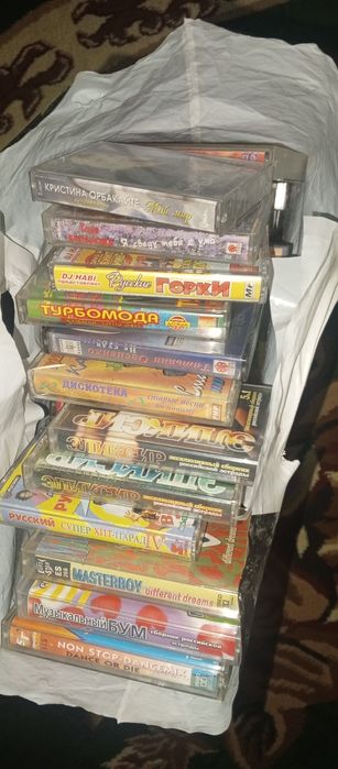 100 штук аудио кассеты оптом дёшево отдаю