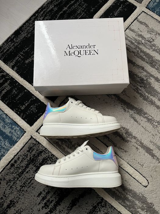 Adidași Alexander McQueen albi, mărimea 41, purtați de max. 10 ori, stare foarte bună, cutie inclusă. Vânzare urgentă!