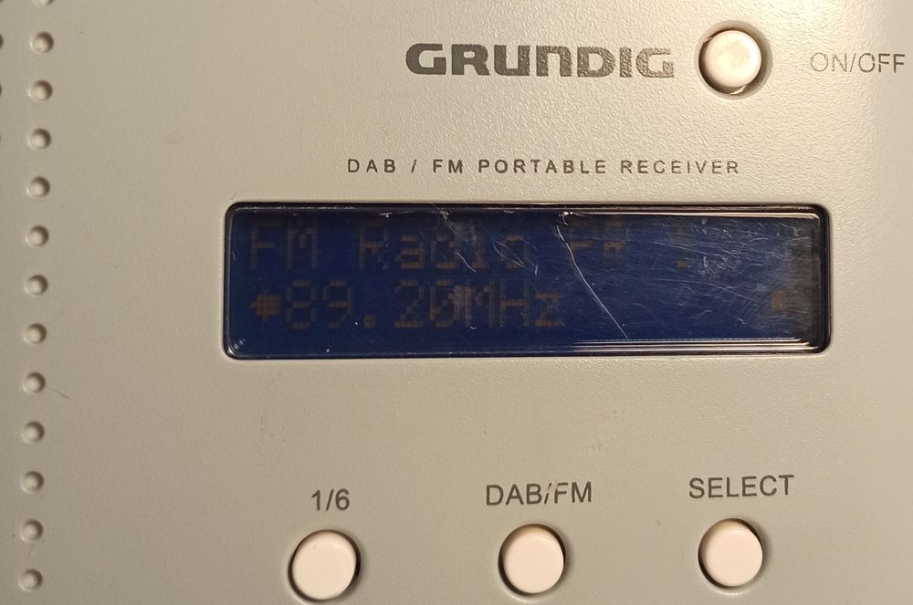 (1)Grundig Radio digital portabil DAB+ FM și (2)Radio SoundMaster