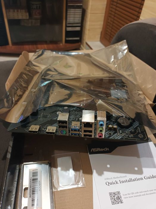 Продавам нова  платка ASROCK H610M-H2 M2 DDR4 сокет 1700 с гаранция