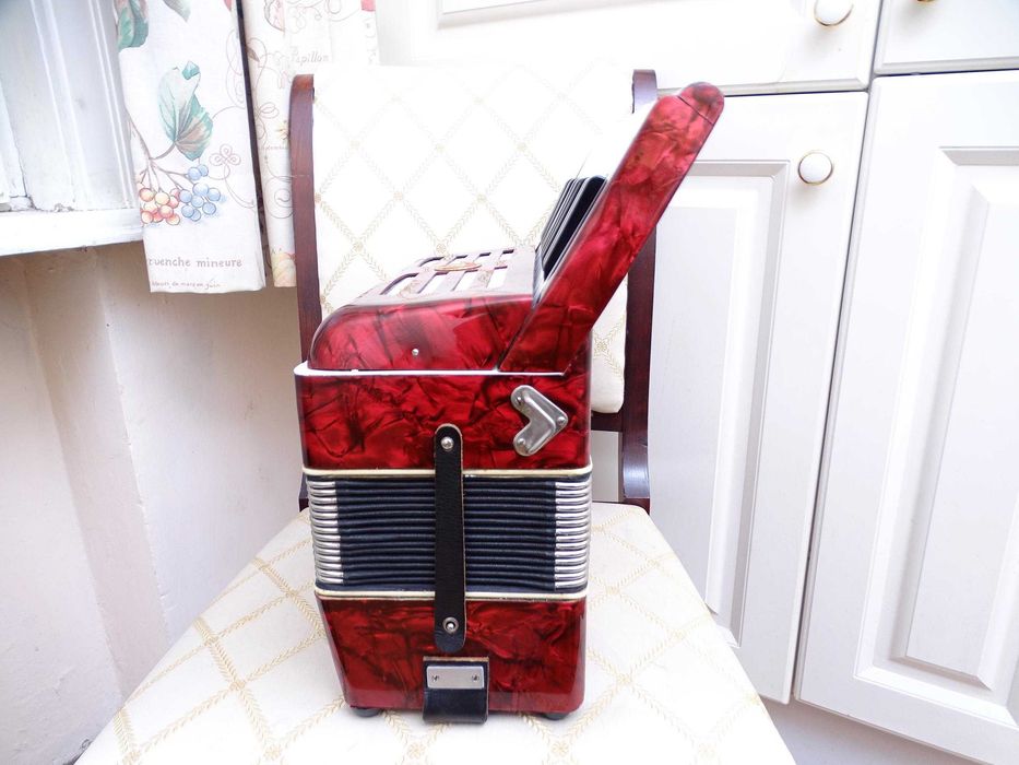 Много запазен стар акордеон Велтмайстер 12 баса