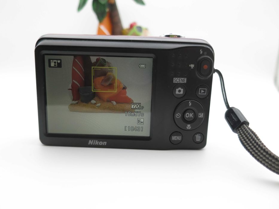 Nikon Coolpix L29 ултра компактен цифров фотоапарат, дигитална камера в лачено червен цвят, отлично състояние, работи перфектно!