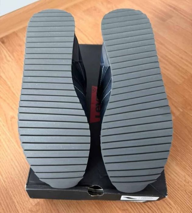 Adidasi   Levi's