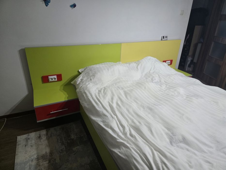 Mobilier de camera  700 ron comoda tv din mdf lucios cu 3 sertare si 2 uși cu amortizoare 700 ron pat din pal dimensiuni saltea 2000x1600  la 500 ron
