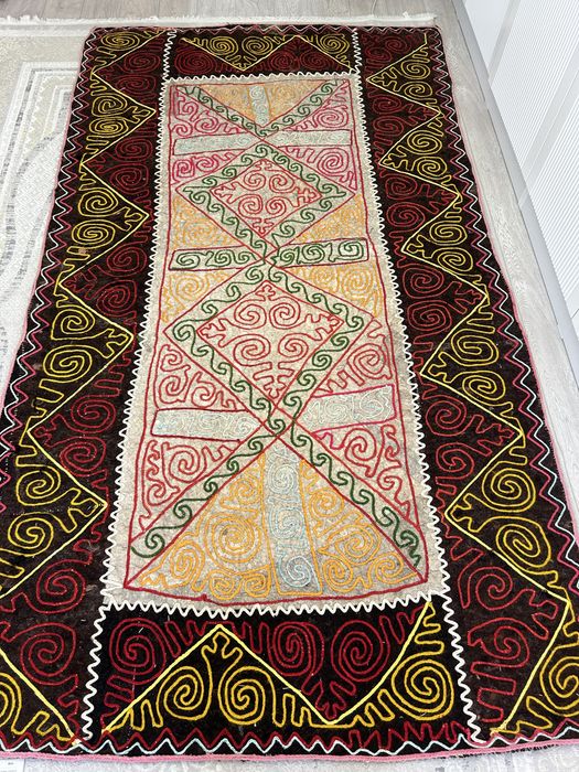 Текемет қой жүінен жасалған. Қолөнер.