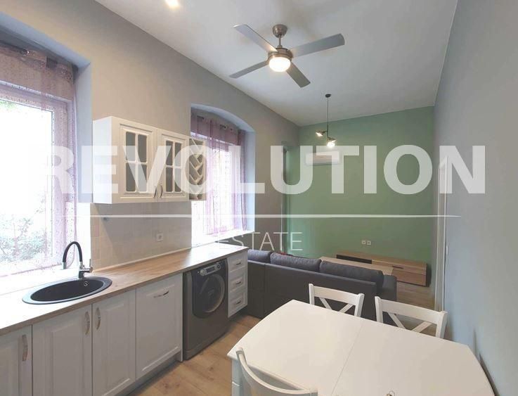 Дава се под наем Етаж от къща в Варна, Център - 140 кв.м за 750 € - Снимка #1