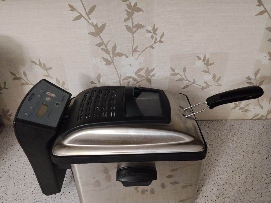 Продам фритюрницу Philips HD6161