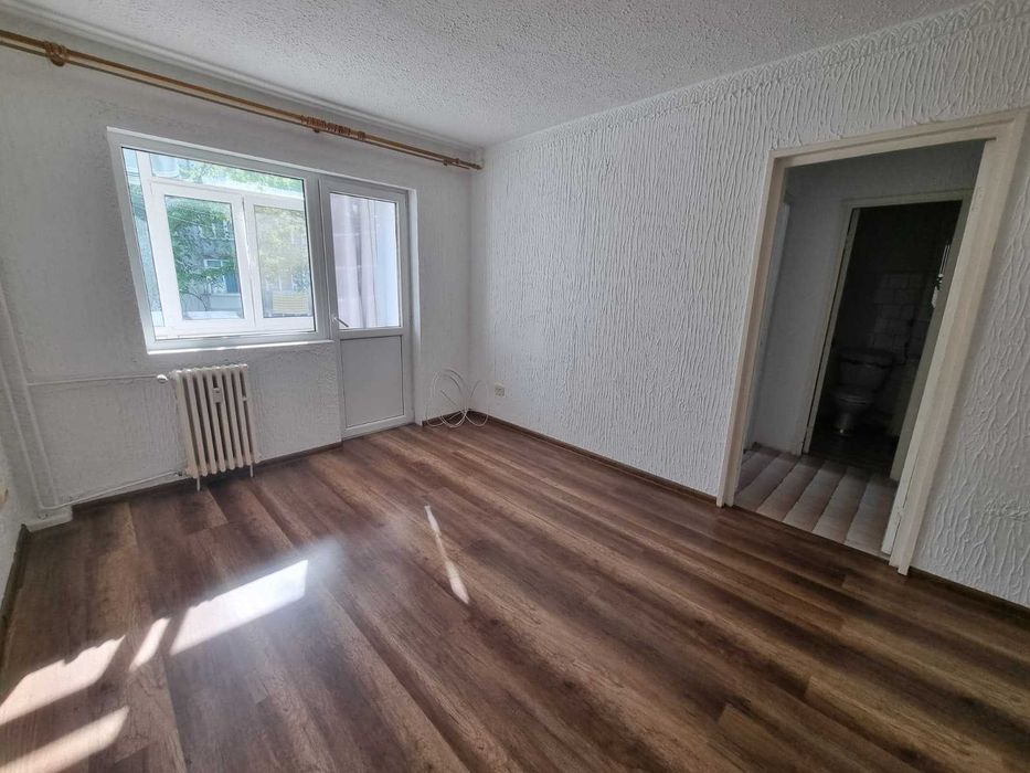 Apartament 2 camere nemobilat- de închiriat zona Malu Rosu