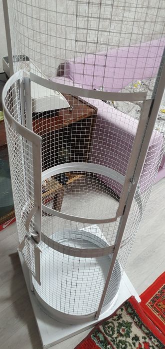 Клетка для птиц, попугай и неразлучники