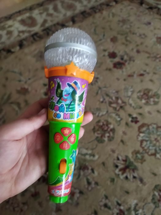 Игрушечный микрофон.