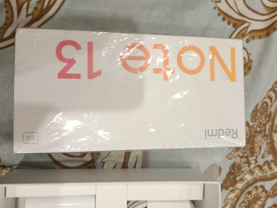 Смартфон Redmi Note 13 с коробкой.