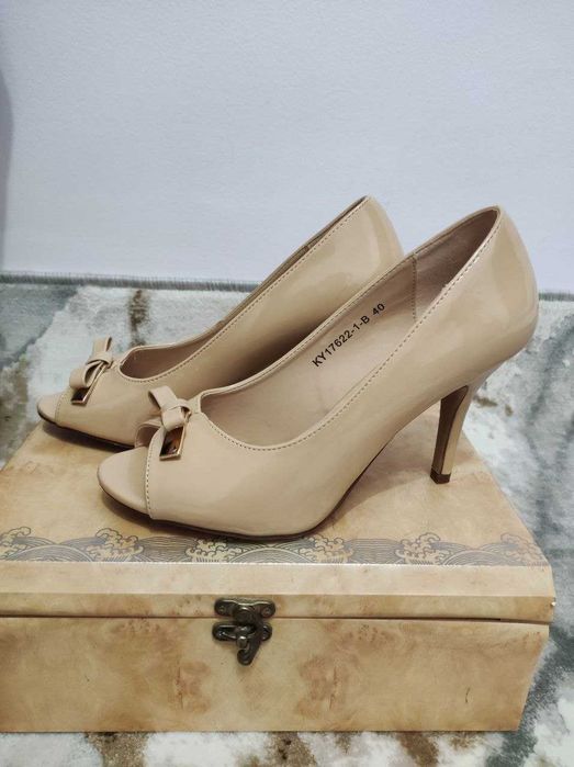 Продаются кожаные туфли на платформе