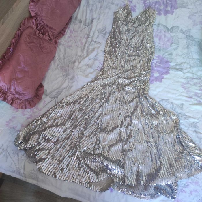 Сребриста рокля с пайети .. М
