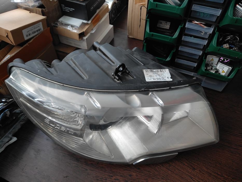 Far bi-xenon adaptiv Skoda Superb 2