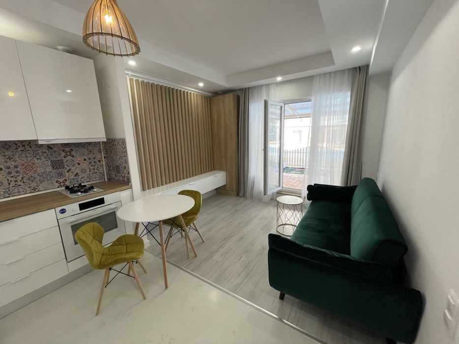 Apartament 2 camere de închiriat în Cosmopolis – parter, terasă mare, vedere și acces la piscină