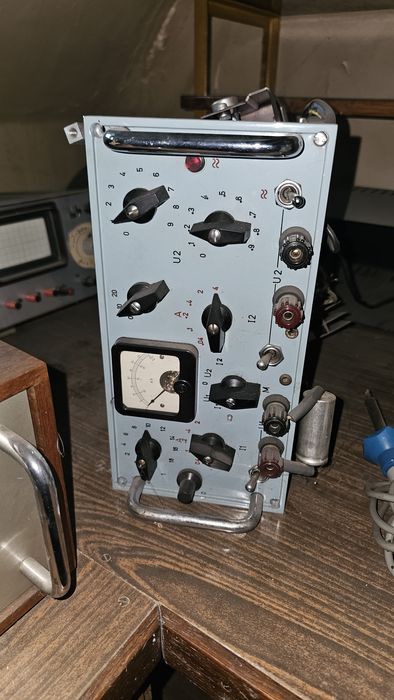 Radiouri si diferite componente pentru electronica.