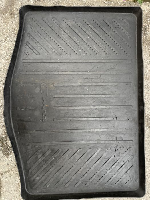 Продавам оригинална стелка за багажник за Ford C max