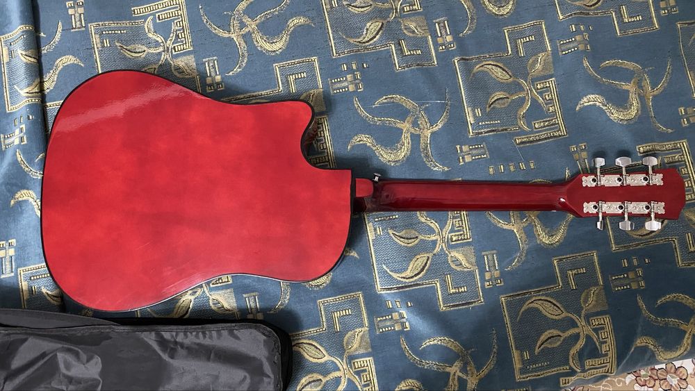 Акустическая гитара от бренда ALAU