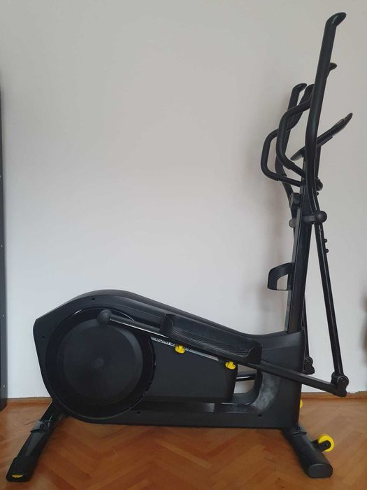 Bicicletă eliptică auto-alimentată cu display