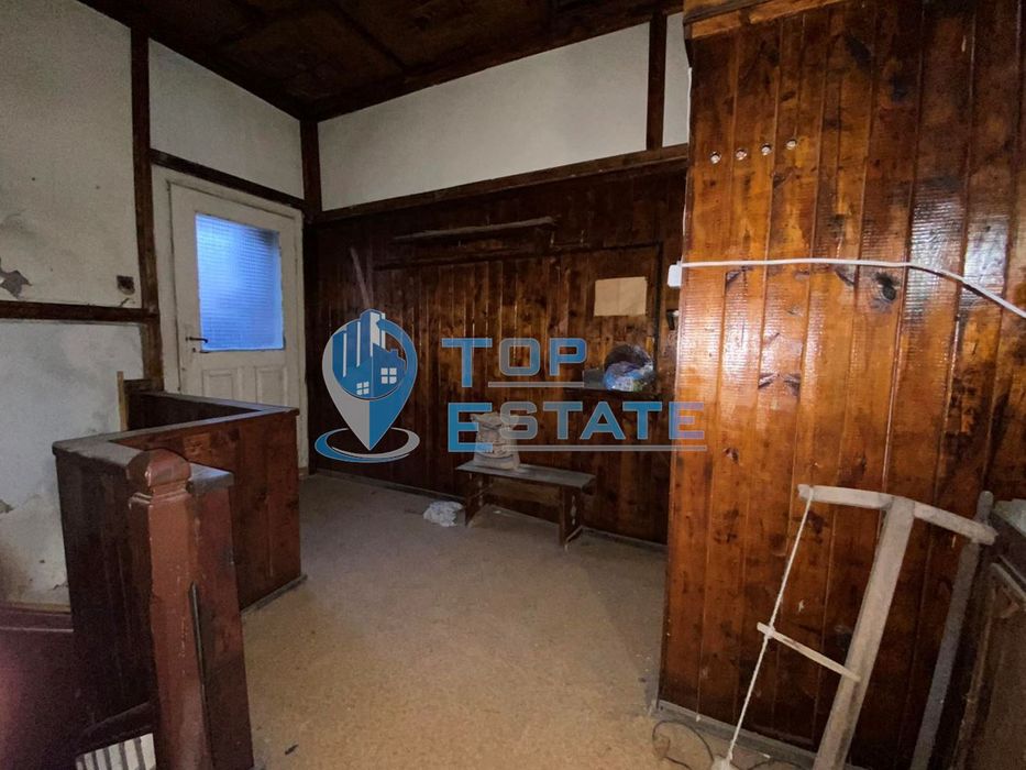 Двуетажна тухлена къща в кв. Гарата, гр. Горна Оряховица, област Вели