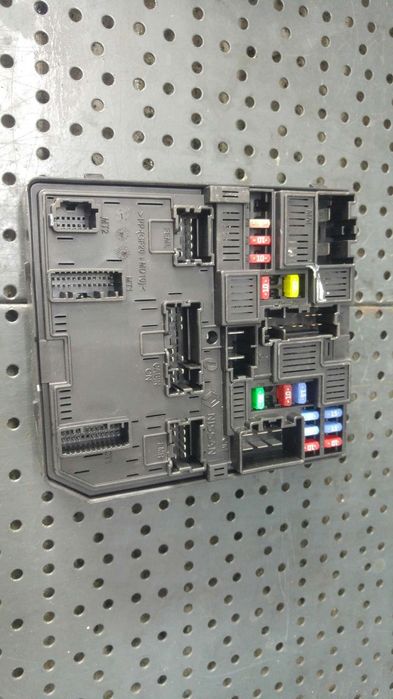 Panou tablou relee nissan qashqai 2 suv j11 284b75na2a 5ch811f04