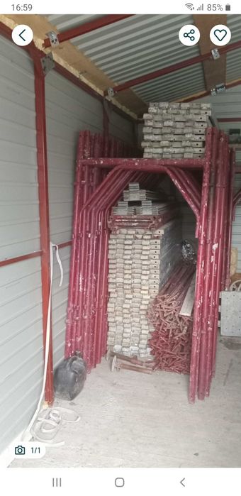 Vînd schela metalică două tronsoane 4 picioare 4 podine complecta