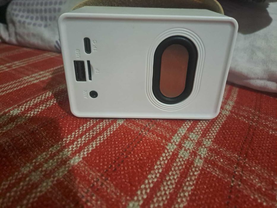 Ретро Bluetooth колонка бяла - работи перфектно