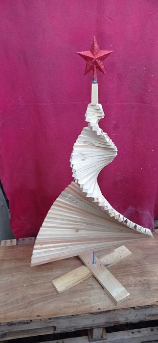 Ръчно изработени дървени елхички