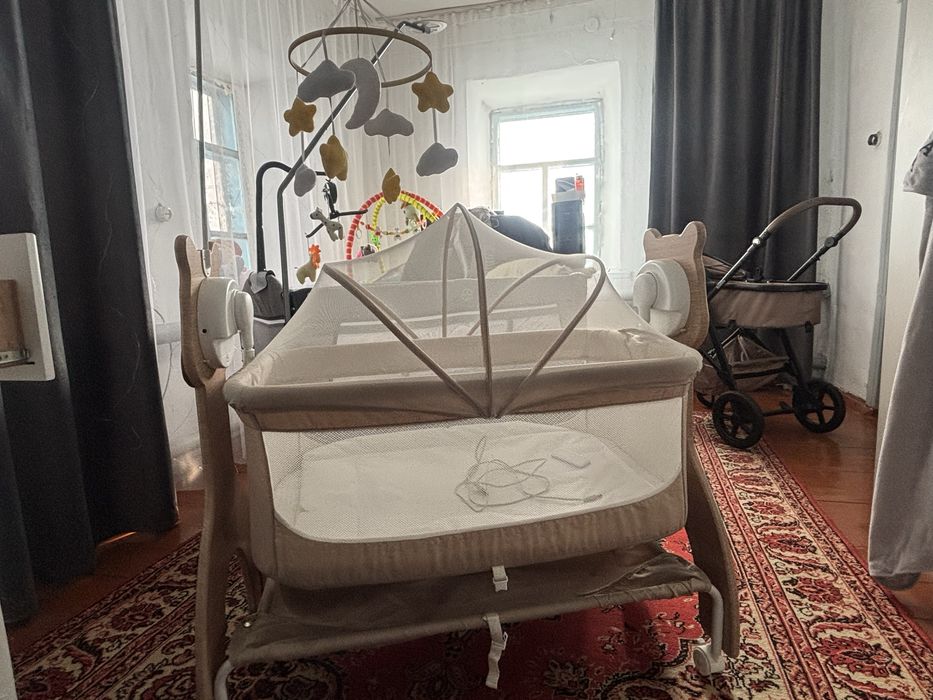 Продам кроватку и коляску детскую.