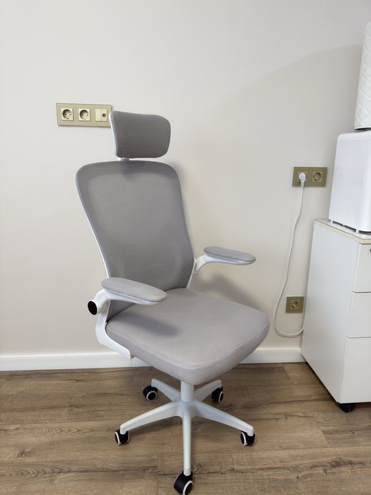 Офисное кресло, стул на колесах