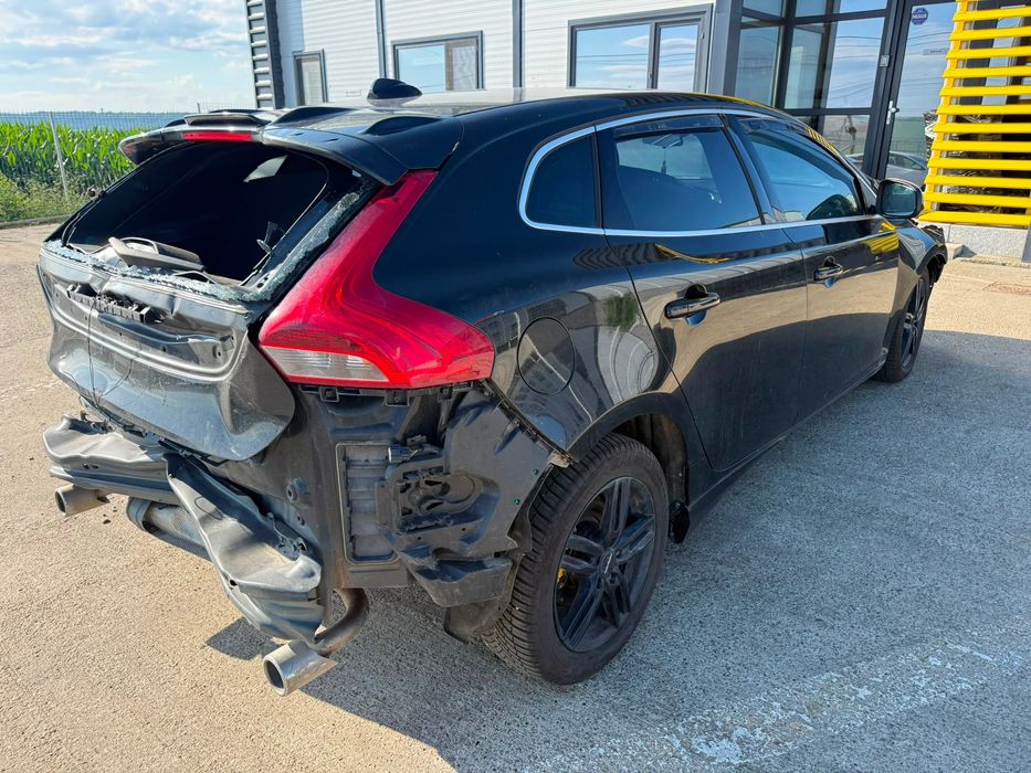 Dezmembrez Volvo v40 facelift Negru 2016 2.0 d D4204T8 volan stanga